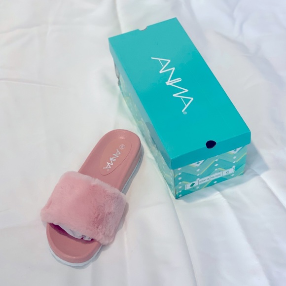 Faux Fur Pink Slides - Picture 2 of 3
